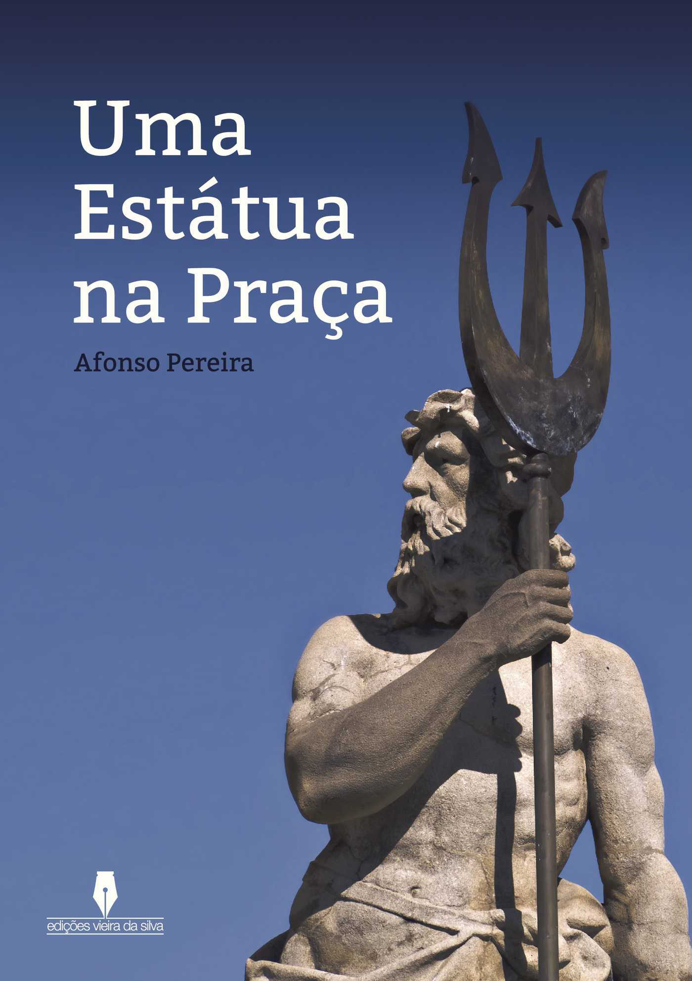 Portada de uma estátua na praÛça
