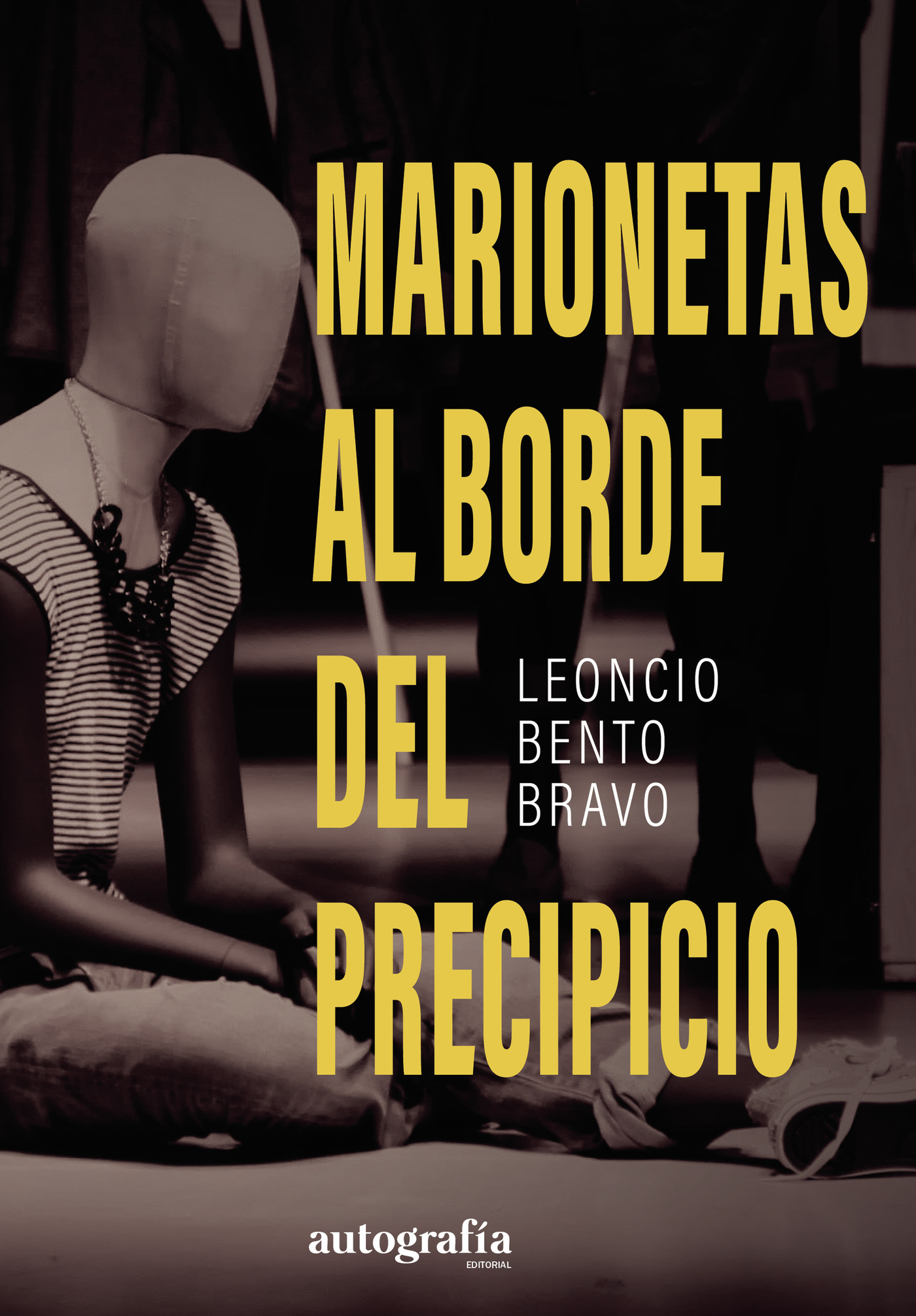 Portada de Marionetas al borde del precipicio