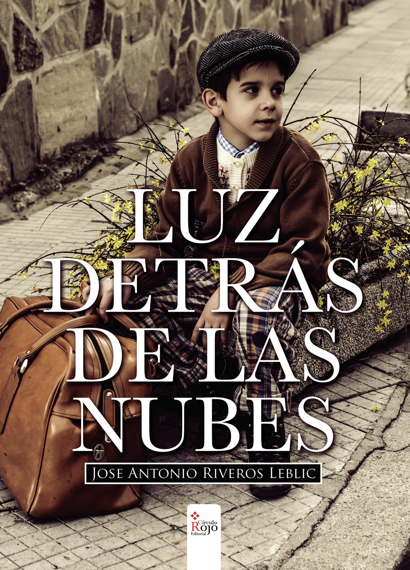 Portada de Luz detrás de las nubes · Jose Antonio Riveros Leblic